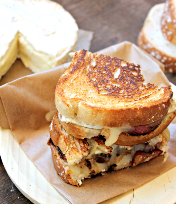 tengo un plan b Cherry & camembert grilled cheese Sandwich tostado